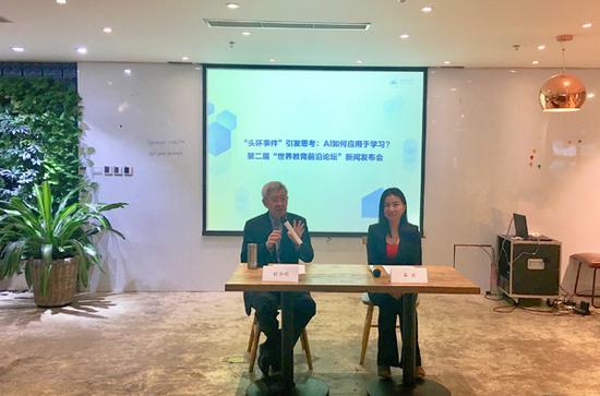 香港大学原副校长、荣休教授,中国教育三十人论坛成员程介明(左),中国教育三十人论坛执行秘书长、世界教育前沿论坛秘书长石岚(右)