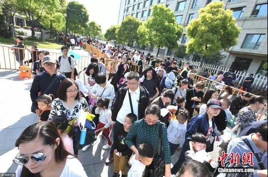 2017年，杭州一民办学校招生家长大排场龙 图片来自中新网