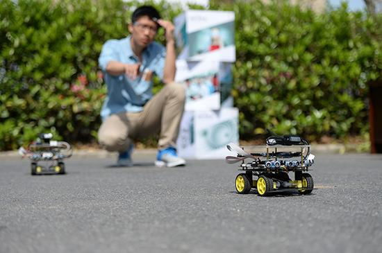 合肥工业大学学生正在通过脑电波控制机器人汽车驱动器。视觉中国 资料