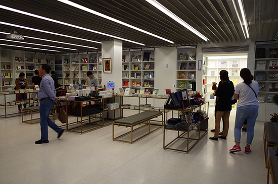 店内的展览展示区