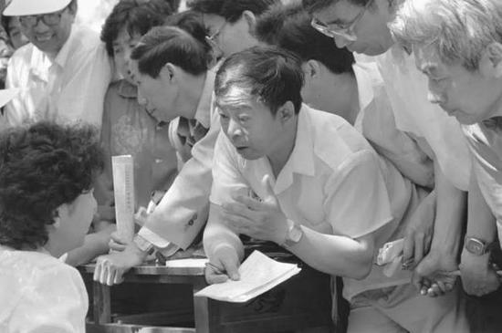 ▲1991年6月9日，在北京天坛公园举行的北京市普通高等院校招生咨询活动牵动了数以万计的考生家长的心。北京及外地的89所高校参加了这一活动。（新华社记者李晓果摄）
