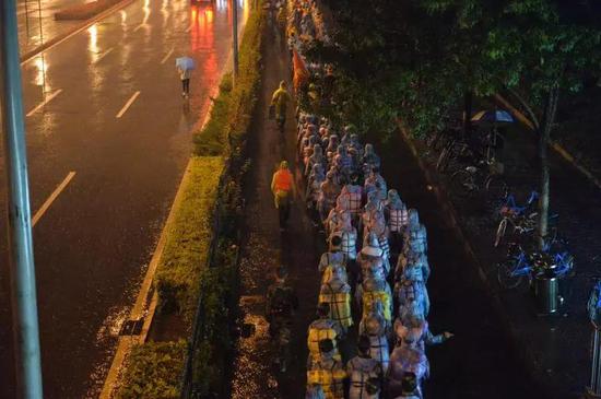 清华八字班20公里拉练 冒雨徒步4个半小时(图