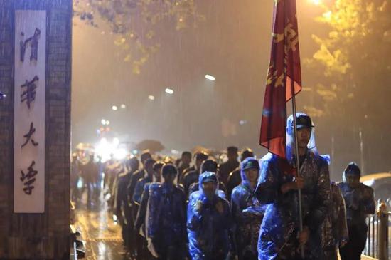 清华八字班20公里拉练 冒雨徒步4个半小时(图