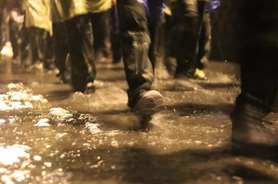 清华八字班20公里拉练 冒雨徒步4个半小时(图