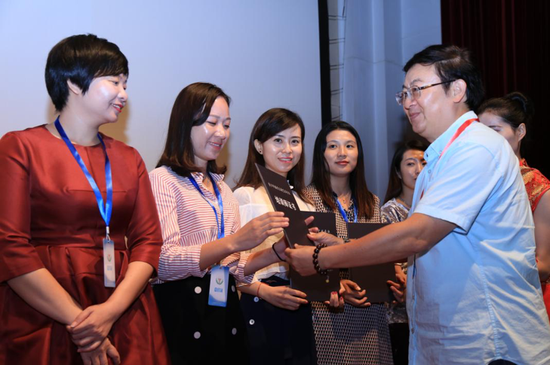 周星理事长为合格学员颁证