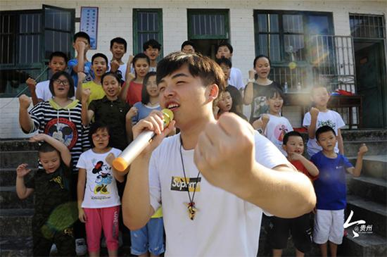 今年暑假，张杰来到贵州省道真县大联小学演讲，给当地的孩子和家长分享自己的故事。 图片来源：今贵州新闻客户端