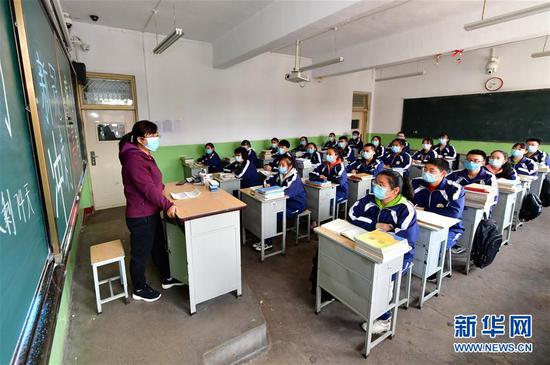山西省静乐县第一中学316班班主任在讲返校后的第一课（3月25日摄）。 新华社记者 曹阳 摄