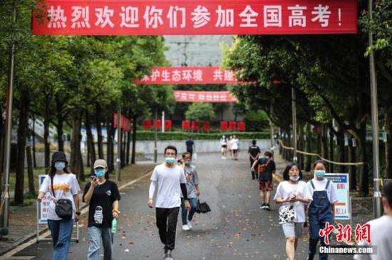 2020年全国高考在即,考生提前看考场。图为考生看完考场后走出考点。 瞿宏伦 摄