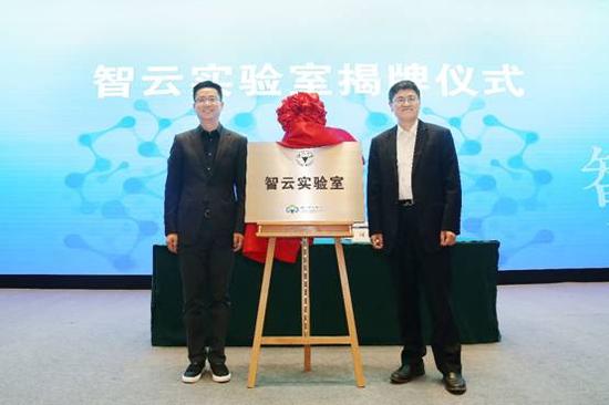 阿里云总裁胡晓明（左）和浙江大学常务副校长任少波 本文图片均来自新华网