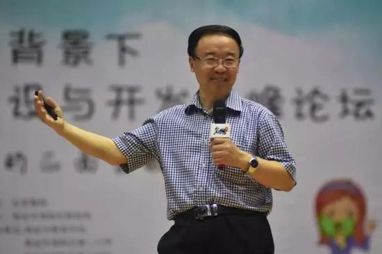 　李镇西，新教育研究院院长，成都市武侯实验中学原校长