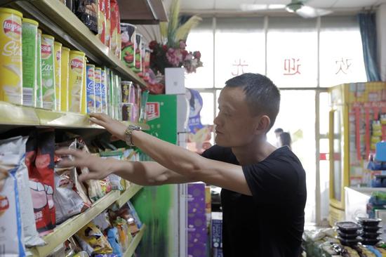 小店老板整理货架