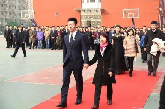 牵您走过成人门,您是最美的见证