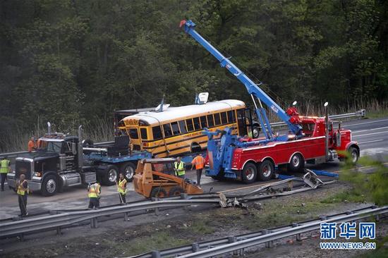 5月17日，在美国新泽西州莫里斯县，救援人员在校车与卡车相撞事故现场工作。