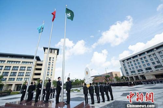 　　5月26日上午8时，随着雄壮的《义勇军进行曲》奏起，五星红旗、特区区旗与澳大校旗在澳门大学冉冉升起。澳门大学当天举行首个升旗仪式，成为澳门首间举行升旗仪式的公立大学。 中新社发 钟欣 摄