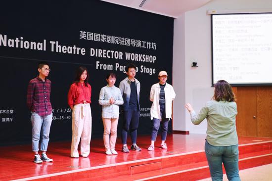 Kim Pearce女士指导学生诵念剧本