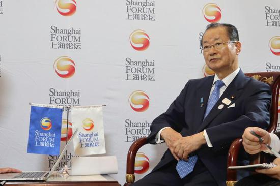 接受采访的河村建夫 丁媛媛 摄