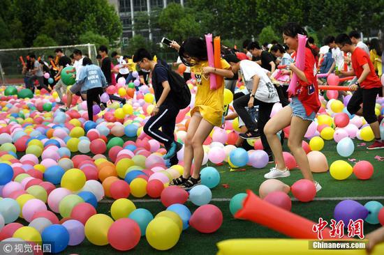 合肥2000学生狂踩气球 减压迎高考
