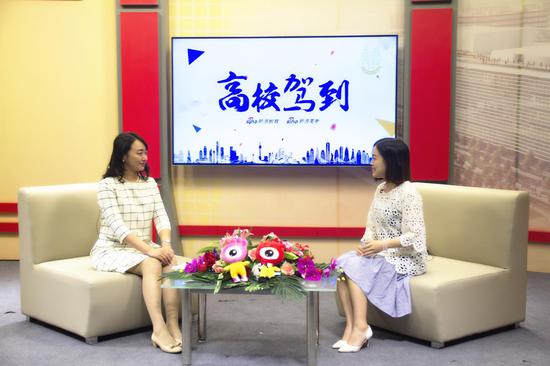 上海交通大学招生办公室主任王琳媛(左)
