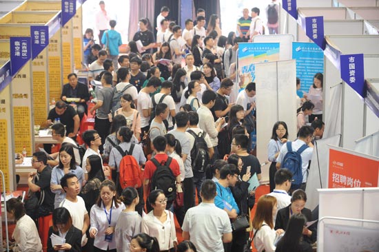 招聘暨实习实训双选会现场。视觉中国供图