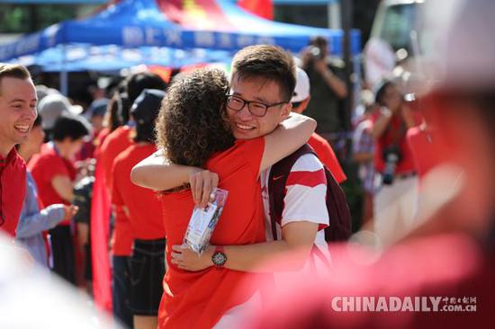 6月7日,在北京市中国人民大学附属中学本校区考点,考生与老师拥抱。(摄影:中国日报记者 王敬)