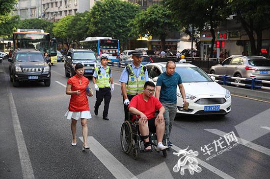交巡警爱心送考,考生顺利到达考场。记者 刘嵩 摄