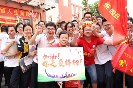 △7日,河北衡水二中考点,班主任与学生合影留念。