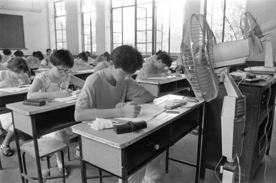 ▲1994年7月7日，南京考生在37摄氏度的高温下考试。（新华社发）