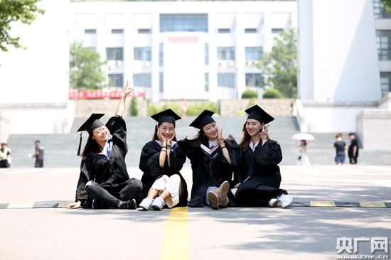 6月13日，山东艺术学院举行14级毕业生毕业典礼，典礼只有短短的两个小时时间，却成为这些毕业生们大学生活的句点。典礼结束后，众多学生穿上学士服，用相机记录下自己与这所大学的点点滴滴。