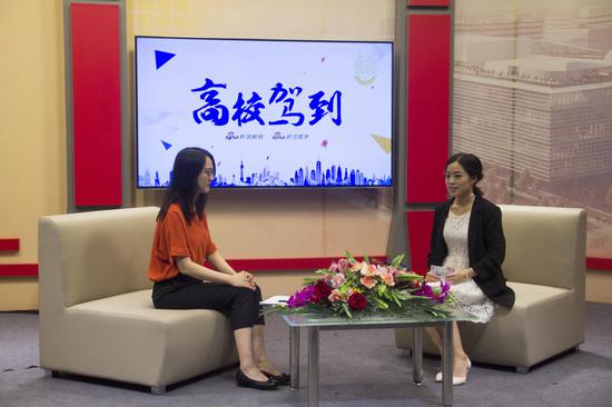 中国人民大学本科生招生办公室连溢淼(左)