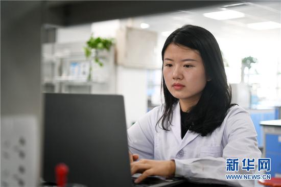 江梦南研究生阶段的研究方向为计算机辅助药物设计 （新华网发石天蛟摄）