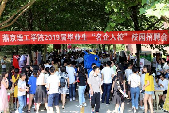 结合人才培养计划确定招聘会时间,为准毕业生提供更贴心的就业服务