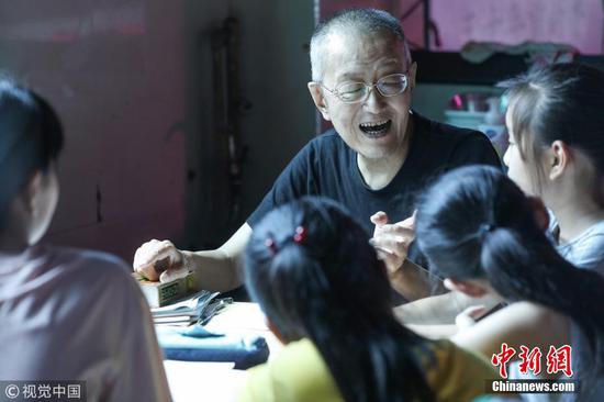 杭州爷爷老师自学成才 菜摊义务教英语5年