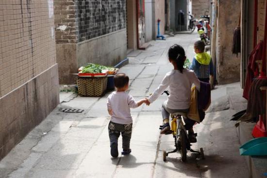 新桥村居住着很多外来人口，周末，孩子们在巷子里穿梭。