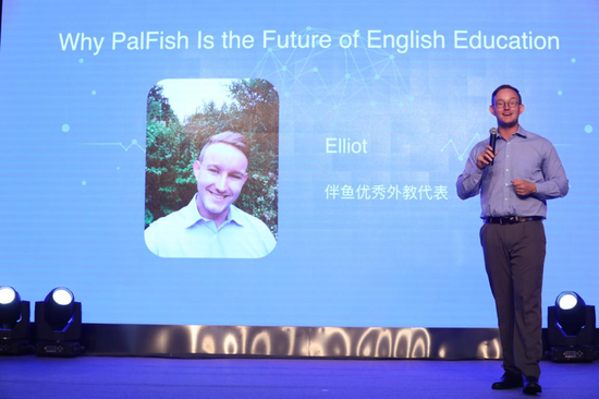 上图为：伴鱼优秀外教代表 Elliot