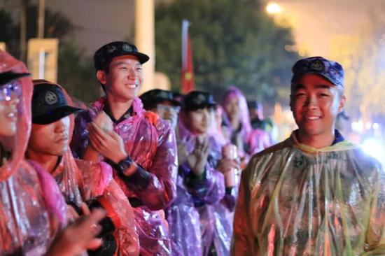 清华八字班20公里拉练 冒雨徒步4个半小时(图