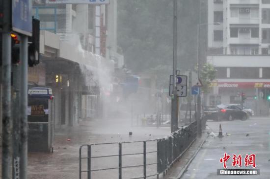 9月16日，强台风“山竹”袭击香港，台风带来狂风暴雨，有小区屋檐积水流出宛如瀑布。香港天文台于9时40分发布热带气旋最高警报—10号飓风信号，表示本港平均风速将每小时118公里以上。中新社记者 谢光磊 摄