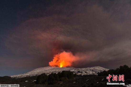 资料图片：位于意大利西西里岛的埃特纳火山爆发。喷出的岩浆流入积雪，引起强烈爆炸，将岩石炸向空中，造成10人受伤。