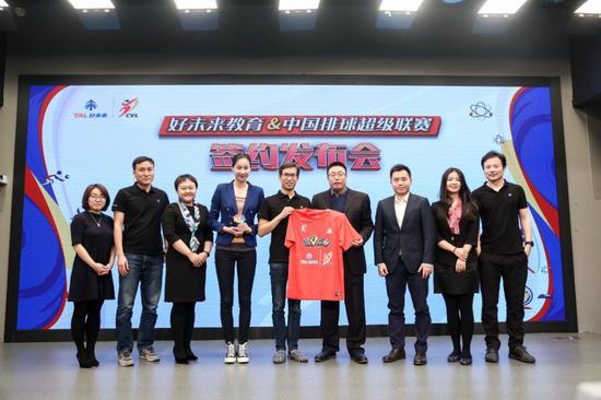 排球之窗总经理、中国排球超级联赛组委会委员于溯韡(右四)、好未来集团CFO兼国际及终身教育事业群总裁罗戎(右五)、前北汽女排主攻手、排球专项评论员张歌(左四)及双方代表共同见证签约