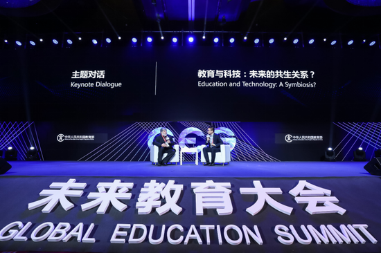 好未来教育集团联合创始人兼COO刘亚超(右)与苹果公司联合创始人Steve Wozniak(左)展开主题对话