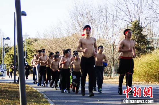 资料图：“赤膊跑”队伍由老师带队，孩子居中，陪跑的家长们则在队列末尾，将孩子的一举一动尽收眼底。 主办方供图