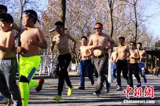 资料图：8日，北京奥森公园出现了一群“赤膊”跑者。 主办方供图
