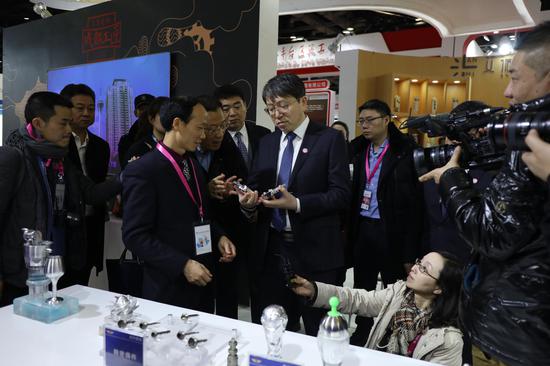 12月14日，第三届国际创新创业博览会在北京国家会议中心开幕。开幕仪式后，全国总工会书记处书记（挂职）曲昭伟参观展位。 中国青年报·中青在线记者 李隽辉/摄