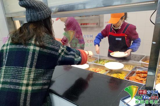 图为学生购买“考神助力套餐”。中国青年网通讯员 杨晴 摄