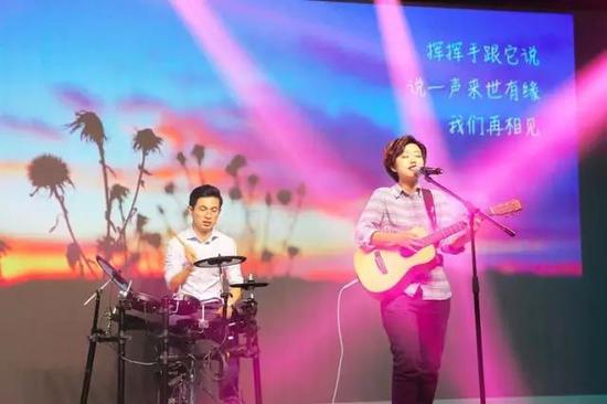 乐队鼓手吴舟桥(左)和 主唱Q