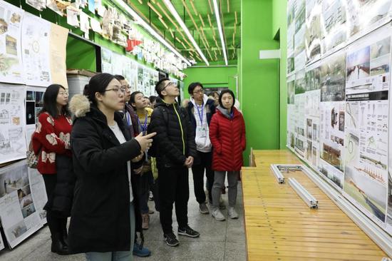 建筑学院组织学生参观。