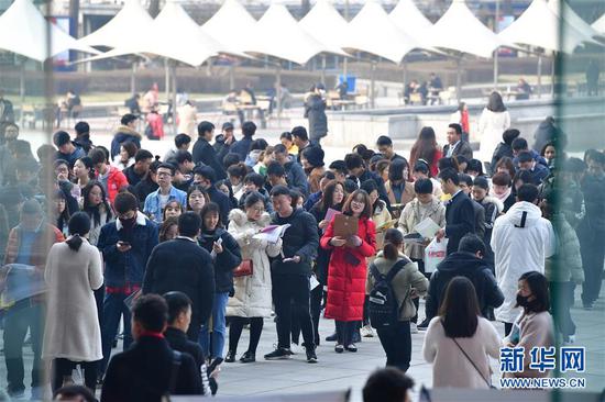 西安 招聘会_大雪挡不住求职热情 就业市场依然僧多粥少