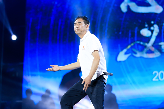 图说:2018“马云乡村教师奖”获奖教师董平在颁奖典礼上表演