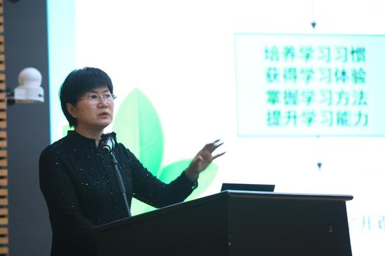 宁夏银川市二十一小学校长马恒燕作《生长课程提升了学生的综合素养》主旨报告