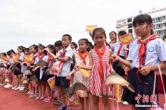 广西柳州侗乡小学发大活鱼作为期末奖励