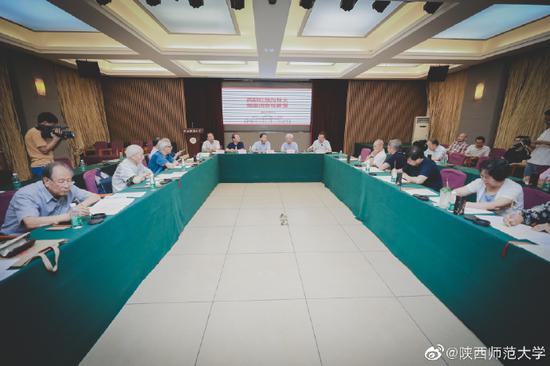 @陕西师范大学 坚持13年由老教授手写“录取通知书”。参与书写的上官教授介绍,今年老教授一共10人,需手写4500份左右,大概7到8天能完成。年纪最大的毋耀辉教授已经86岁了,他说书写不仅能传达信息,还保留文化气息。